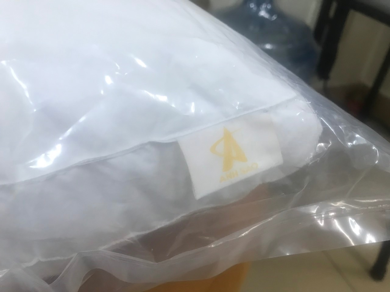 Gối của Thương hiệu Ánh Sao, size gối lớn nên kê hết trọn cái lưng. Nằm cổ hay gác chân đều thích mê. Tiki giao hàng cũng nhanh, đảm bảo trong 2h, mà cũng cần mua thêm vỏ gối cùng size, chắc để mình order thêm từ shop.