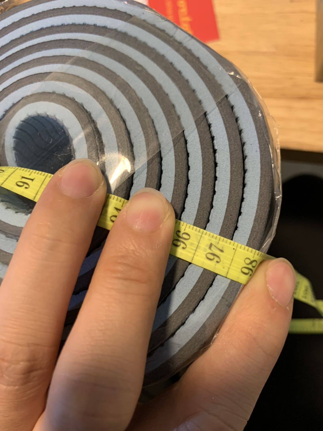 Thảm yoga 8mm xám..
Thảm rất đáng tiền, đồ dày chuẩn 8mm, êm, bâm sàn tốt, màu sắc này rất hài hoà, dễ dùng cho cả 2 vợ chồng..
Túi vừa vặn, rộng rãi nên dễ bỏ vào chứ ko như lần trc mua phải cái túi nhỏ, mỗi lần muốn bỏ thảm vào  là rất vất vả
Giao hàng thì tốc độ ko cao, nhưng mà đc cái phí rẻ