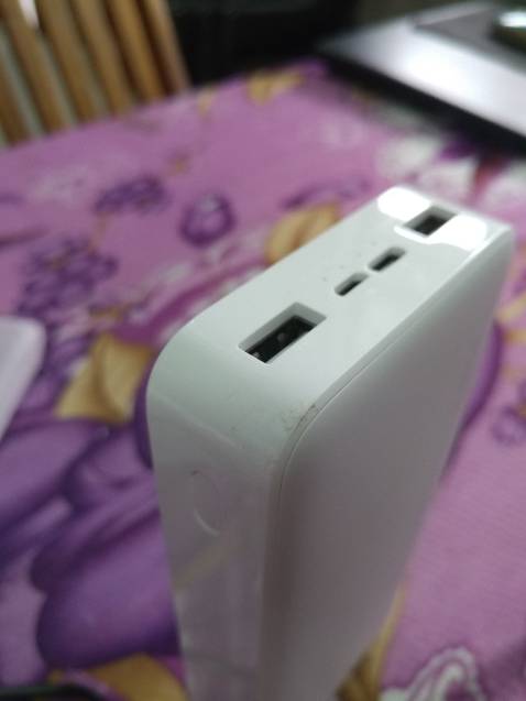 Vừa rồi mua một sản phẩm Sạc dự phòng Xiaomi Redmi có vấn đề bên ngoài, do bận công việc nên hai hôm sau mới mở hộp ra xem thì kiểm tra là hàng cũ, liên hệ Tiki thì bảo quá 48h không cho đổi, thật quá bất tiện. Bên ngoài tem hộp sản phẩm đã bị bóc, có rất nhiều vết trầy xước, bẩn và dính cả dấu vân tay của người nào đó đã sử dụng. Hơn nữa túi ni lông có dán keo đã bị bóc ra nhìn rất tệ và phần seal bảo quản các cổng kết nối đã bị gỡ đi đâu mất không có trong sản phẩm. Chưa kể hàng đã bị trễ mất mấy ngày mà không nhận được thông báo nào từ phía Tiki hay đơn vị vận chuyển. Mình rất tin tưởng Tikitrading, đơn hàng trước mình đặt mua đến 03 sản phẩm như vậy của Tikitrading nhưng tất cả đều mới, có tem ngoài, còn seal bảo quản đầu cắm, túi ni lông dán còn nguyên keo trong pin chuẩn hàng mới 100%, lần này thì cảm nhận quá hụt hẫng và thất vọng vì hàng như đã sử dụng hoặc là hàng đổi trả.