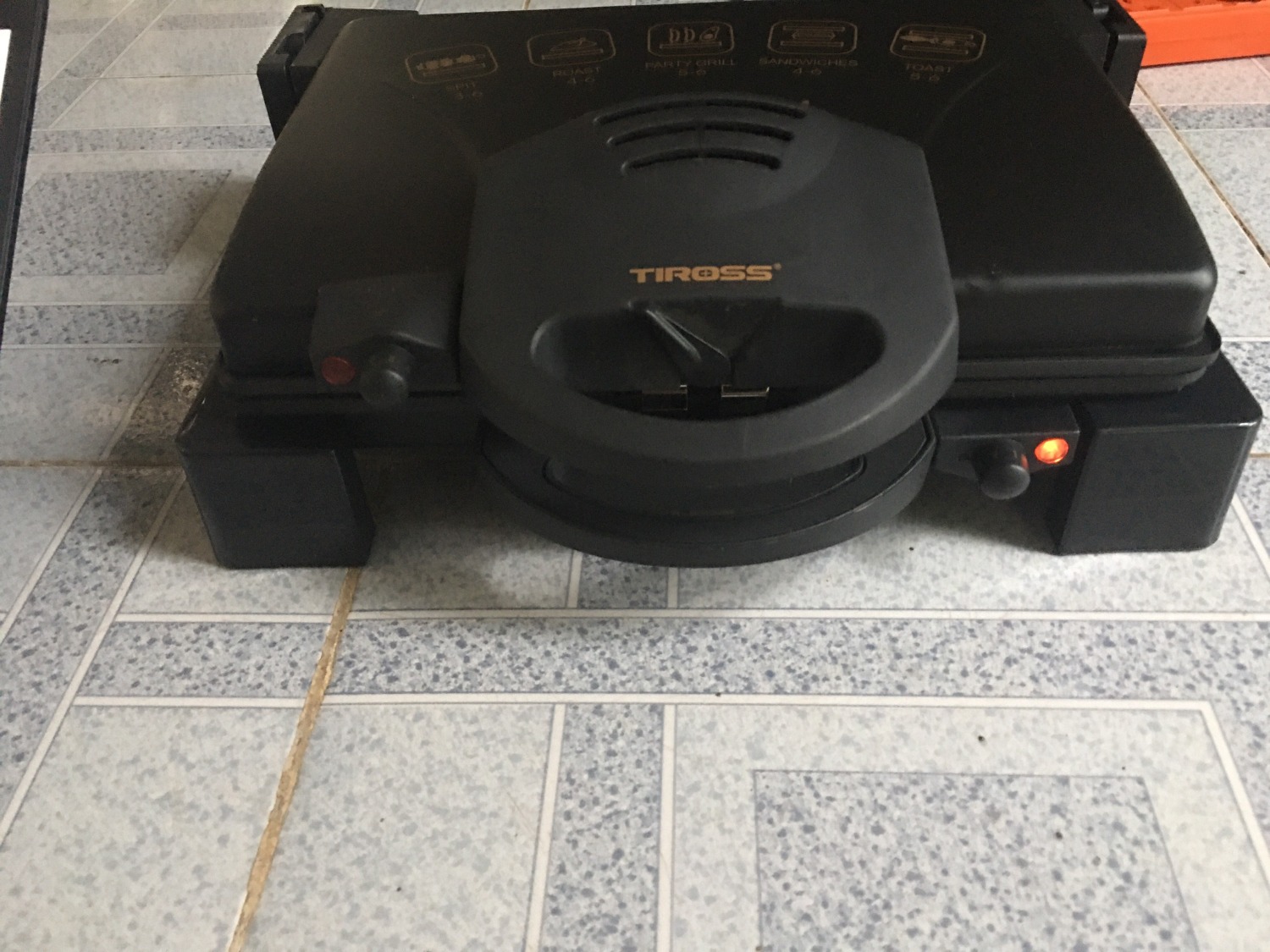 Chào Tiki, Mình lấy máy hôm nay 27-07. Khi kiểm tra ban đầu chỉ kiểm tra ngoại quan, giờ mở ra cắm điện thì công tắc thanh nhiệt trên không sáng. 
Chỉ sáng công tắc dưới, nên chỉ có mặt dưới nóng thôi. 
Mình đã mua rất nhiều máy tại Tiki nên k nghĩ chất lượng có vấn đề, đây là lần đầu tiên bị luôn. 
Tiki liên hệ và giải quyết giùm mình. Cảm ơn.