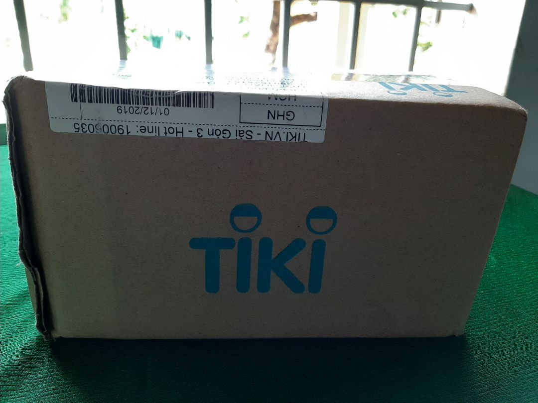 TiKi giao hàng nhanh, trước dự kiến 2 ngày. Hộp vỏ nhựa cứng, bên trong chứa được 1 cục sạc dự phòng và mấy món như trong hình. Với giá 50k thì đây là sản phẩm khá tiện dụng. Cảm ơn TiKi