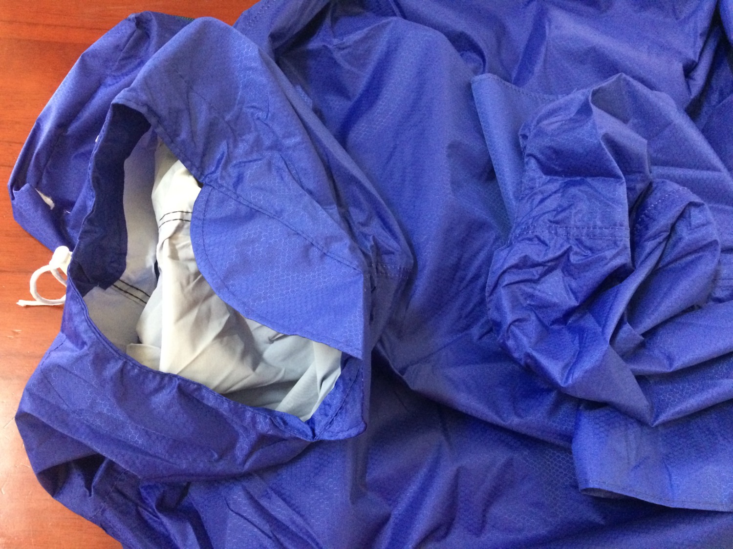 Đã nhận hàng, tuy nhiên sản phẩm áo mưa 2 người không giống như hình ảnh mô tả trên Website và không đúng xuất xứ (đặt hàng xuất xứ Quảng châu, hàng nhận Việt Nam).