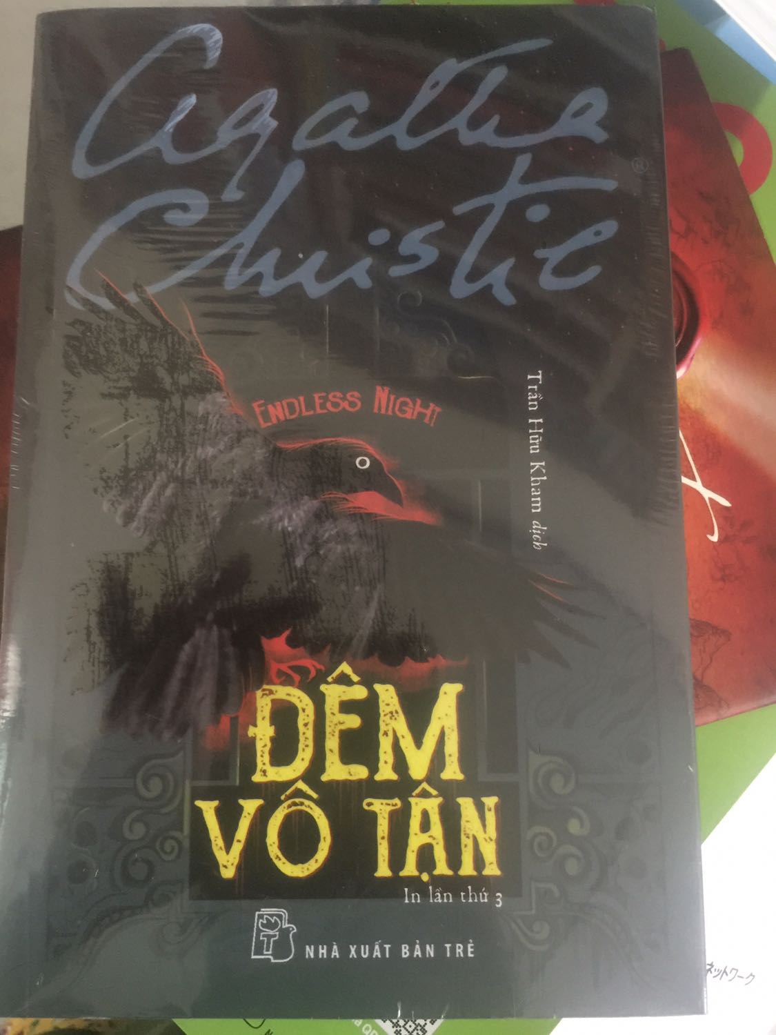 Sách được bọc mới tinh, có màng co luôn. Thường thì mình thấy mua sách của NXB trẻ thì luôn có màng co như vậy. Săn sách đc lúc giá giảm 65% mà mấy cuốn của Agatha Christie lâu lâu nó mới sale nên mình thấy vậy là quá ổn rồi. 5 sao cho chất lượng và hình thức.