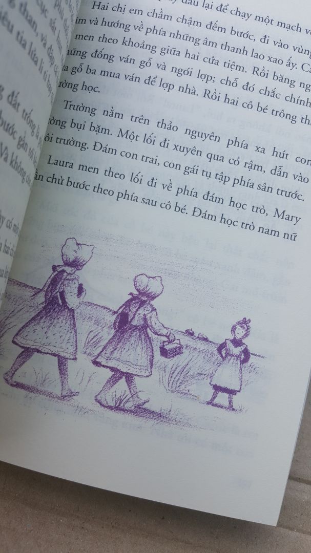Về hình thức: quyển sách của mình rất mới, sạch sẽ, ngay ngắn và được đóng gói trong thùng có chèn xốp rất cẩn thận.

Về nội dung: Mình đọc quyển tập 4 này trong lúc đi cắm trại cùng các bạn ở bờ hồ. Và mình hoàn toàn cảm thấy quyển sách này rất tuyệt khi mình đọc nó lúc đang ngồi ngoài thiên nhiên. Cảm giác như mình được sống cùng cảm xúc của Laura và Mary khi 2 cô bé chơi đùa xung quanh ngôi nhà của mình. Mình hoàn toàn nhập tâm và cảm nhận được niềm hạnh phúc của lũ trẻ khi chúng tạo ra được những món đồ chơi riêng cho mình. Và cũng thương cảm vô cùng khi hoa màu của gia đình bị tàn phá và Pa phải đi xa tìm việc. 

Quyển sách này rất thích hợp làm quà tặng cho các bạn nhỏ trong gia đình luôn.