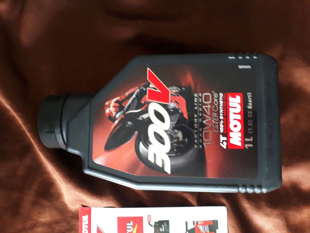 Hàng chính hãng săn sale giá quá tốt, nhớt này chạy cực bốc và mượt mà ở tua máy cao. Thích hợp chạy liên tục mà nhớt vẫn màu xanh ko bị đen.