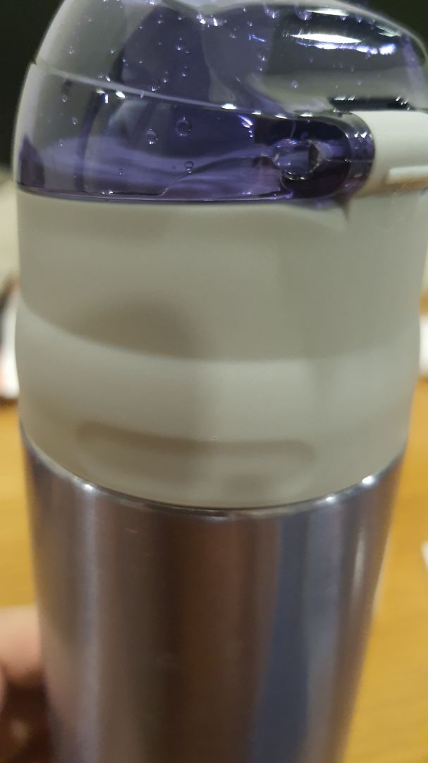 tôi mới nhận chiều nay và khi mở ra để rửa và dùng thì đã thấy vết rạn nứt ở 2 mép của lắp đậy, xin hỏi shop