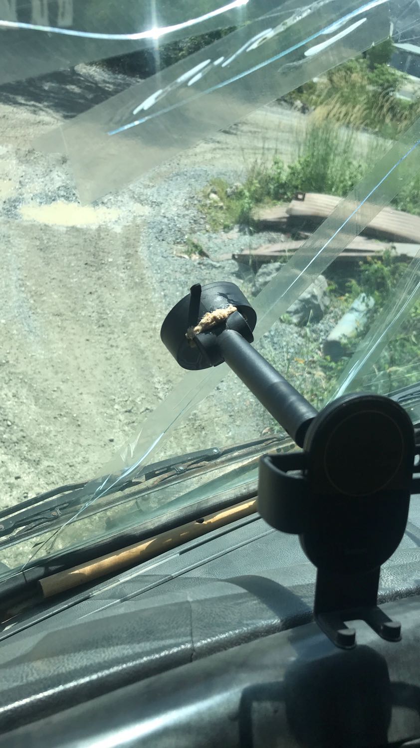 Giá đỡ điện thoại yếu dễ gãy chân