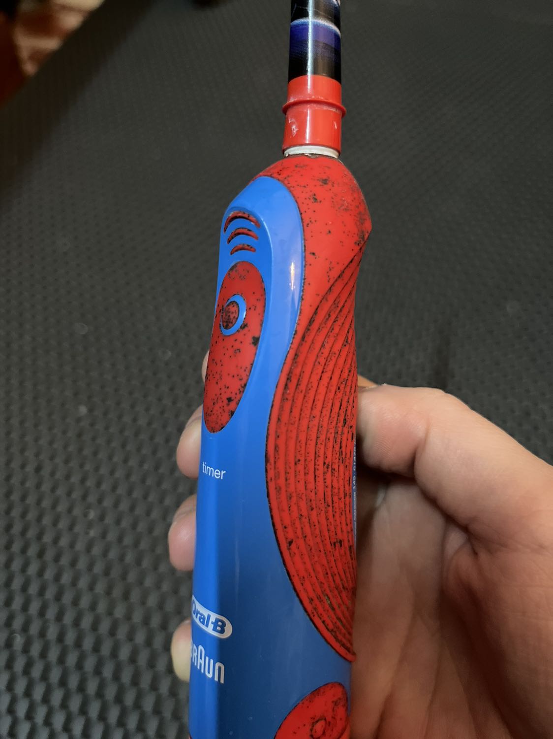 Vỏ hộp hơi bụi, có vẻ hơi cũ. Không biết chất lượng thế nào nữa.