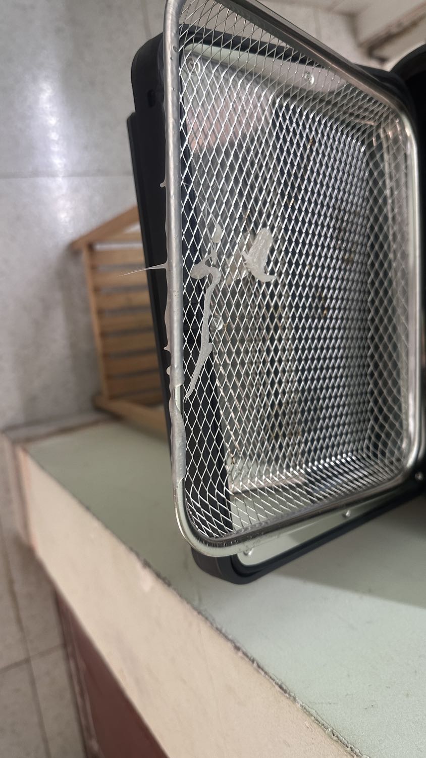 Không biết lý do gì, từ đâu. Mà khi mình mua lò nướng về cho chạy lần đầu tiên thì thấy nhựa chảy ra bám ở viền trong của khay