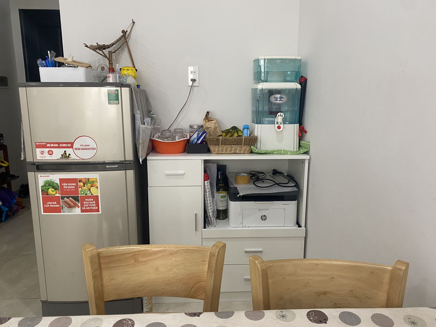 Tủ khá chắc chắn, có hơi lệch tẹo. Nhân viên lắp ráp nhiệt tình