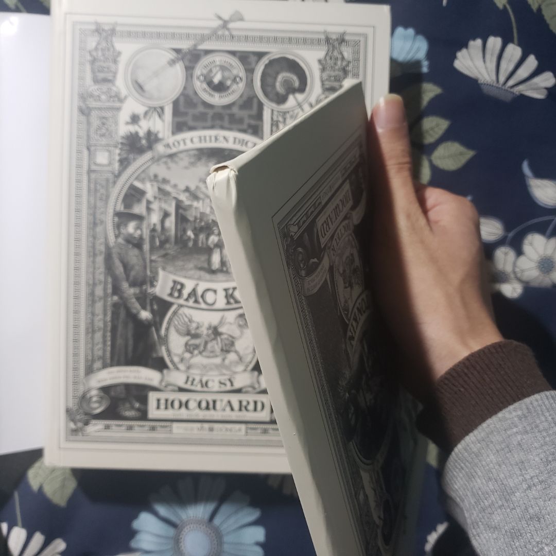 Mình mua giảm giá nên chỉ 212k. Tiki vẫn chưa chịu cải thiện cách đóng gói các đơn sách, chỉ bỏ vào hộp và gửi nên bị móp méo, bìa thì xước rất xót. Về nội dung thì đây là một cuốn sách rất có giá trị tham khảo qua góc nhìn của một bác sĩ Pháp về Việt Nam những năm 1884-1886. Sách in bằng giấy rất dày, sờ cực thích. Lề ngoài NXB để thừa hơi nhiều. Mình để ý các quyển của Đông A đều thiết kế size ngoại cỡ nên phải đặt nằm trên các giá sách nhỏ, khá là bất tiện. Tóm lại là sách rất đáng tiền cho các bạn nào yêu thích khám phá về đất nước và con người Việt Nam.