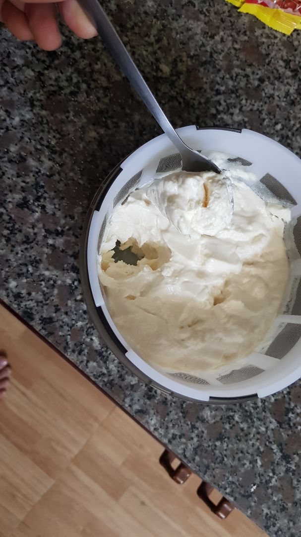 Làm 1 lần được luôn sữa chua Hy Lạp, có điều chỉnh nhiệt độ và thời gian, cắm máy trước khi ngủ đến sáng là có một mẻ sữa chua ngon lành. Mỗi lần làm dc hơn 1 lít tha hồ cho cả nhà ăn, nói chung tiền nào của nấy, hàng mấy trăm k không so sánh được. Làm 1 lần được luôn sữa chua Hy Lạp, có điều chỉnh nhiệt độ và thời gian, cắm máy trước khi ngủ đến sáng là có một mẻ sữa chua ngon lành. Mỗi lần làm dc hơn 1 lít tha hồ cho cả nhà ăn, nói chung tiền nào của nấy, hàng mấy trăm k không so sánh được.