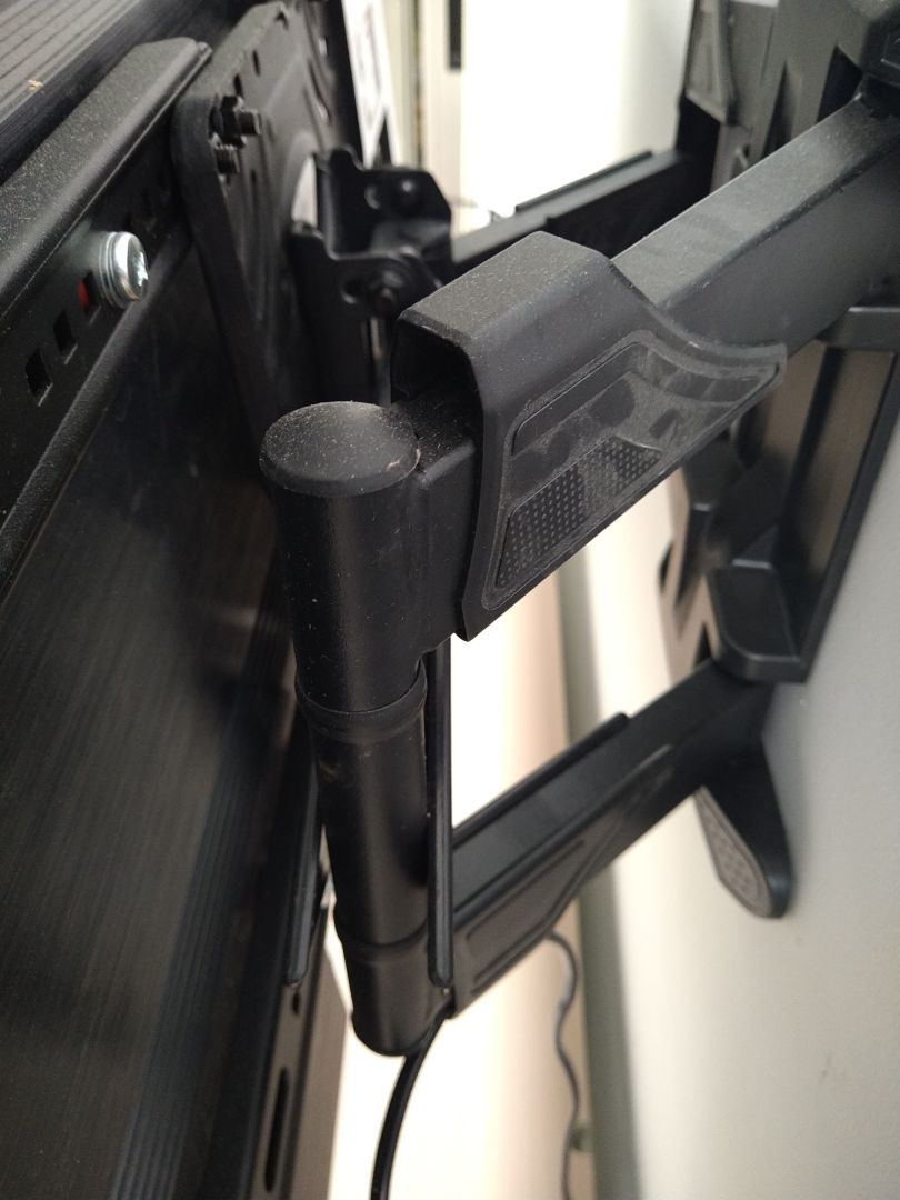 Cứng cáp. Dễ xoay TV. Đinh với khung treo cứng cáp. Khoan tường bê tông lỗ 10. Tự làm phải cần 2 ng.