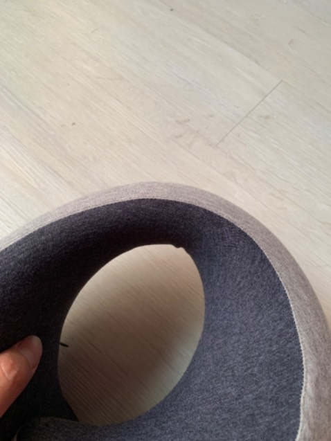 Chỉ khá ổn thôi. Vỏ gối tốt, ruột gối có áo gối riêng, nam châm may vào áo gối, foam tốt. Ngoại hình đẹp.
Điểm trừ: không bao chặt cổ, sục sịt, do nam châm 3 nấc, phần gối sau rất mỏng không ngon, sử dụng thực tế không tốt bằng gối chữ U màu xám của shop. Hãy mua gối chữ U màu của shop.