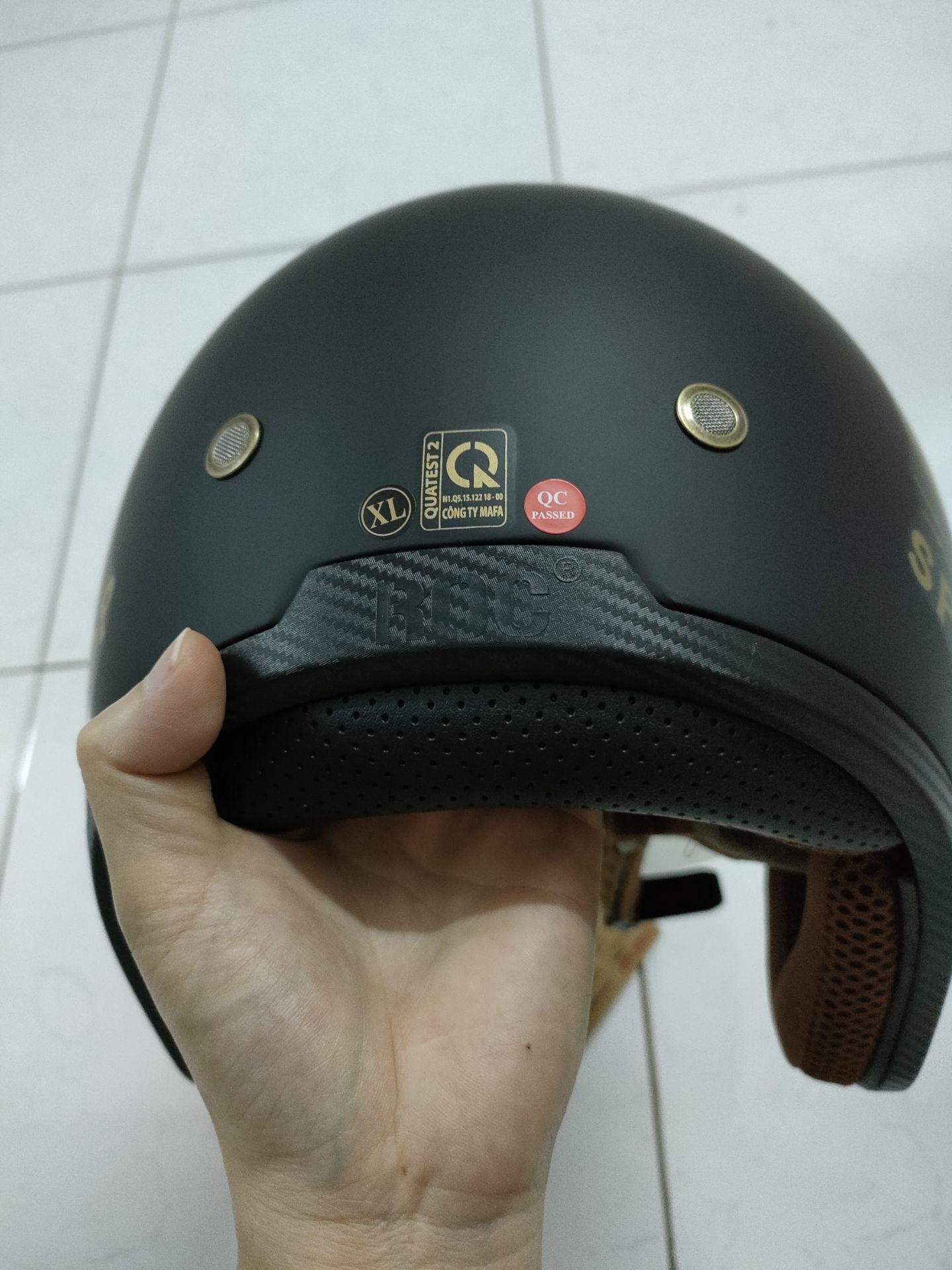 trước mình có mua trực tiếp ở shop phượt dưới Bình Dương. cùng mẫu này mà khác màu cầm chắc chắn hơn. đằng sau có tem chống hàng giả, có miếng phát quang ở sau nón để đi trời tối. túi đựng nón bằng vải chứ không phải túi giấy như vầy. không biết đó royal thấy đổi mẫu mã. hay là hàng fake. nhưng cảm giác sản phẩm không tốt như chiếc mình mua cũ.