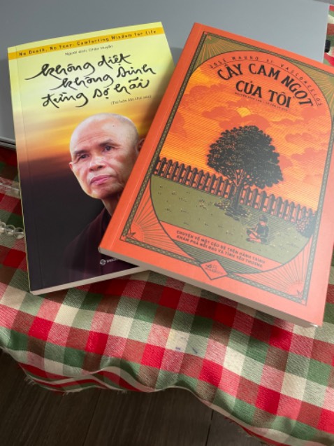 Mình đọc đánh giá nhiều bạn nói chất lượng gói hàng không tốt nhưng riêng mình thấy rất ok ấy chứ đẹp lại gọn nữa. Mình đặt ship siêu tốc nên chưa tới 2 tiếng là có hàng rồi, sách có kèm bookmark đầy đủ mình rất thích lần sau sẽ ủng hộ nhiều