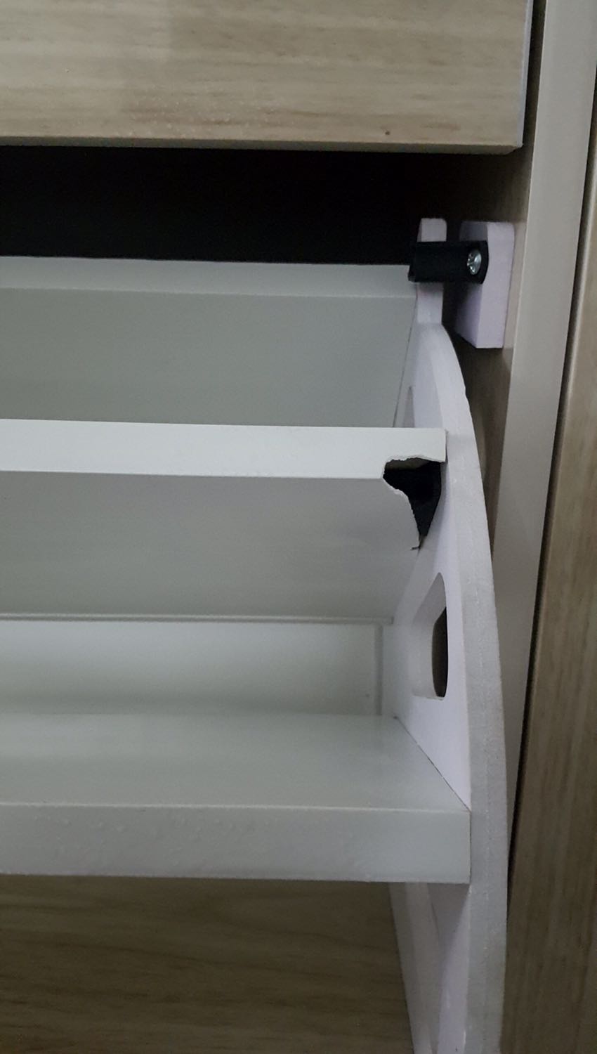 Bị lỗi rồi....
Vừa nhận tủ đã bị như vầy...
Đề nghị Tiki cho người đến xem và thay thế. 
Cám ơn