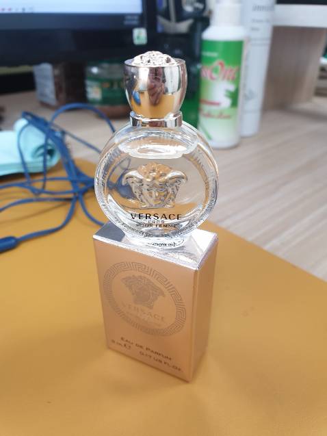 mùi thơm dễ chịu, hàng đúng mã vạch của Italy. số trên vỏ và chai trùng khớp nên uy tín. cám ơn shop