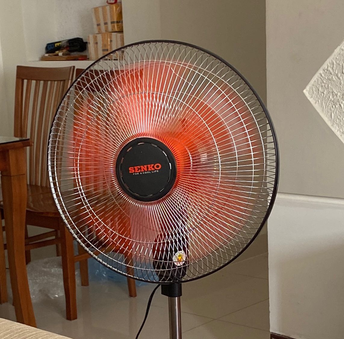 Qua đã nhận được luôn rồi nhưng nhà không có tua vít nên nay mới lắp đặt được.
Quạt mạnh, mình dễ tính nên ồn không sao, giá xịn có bảo hành quá yên tâm rồi ?