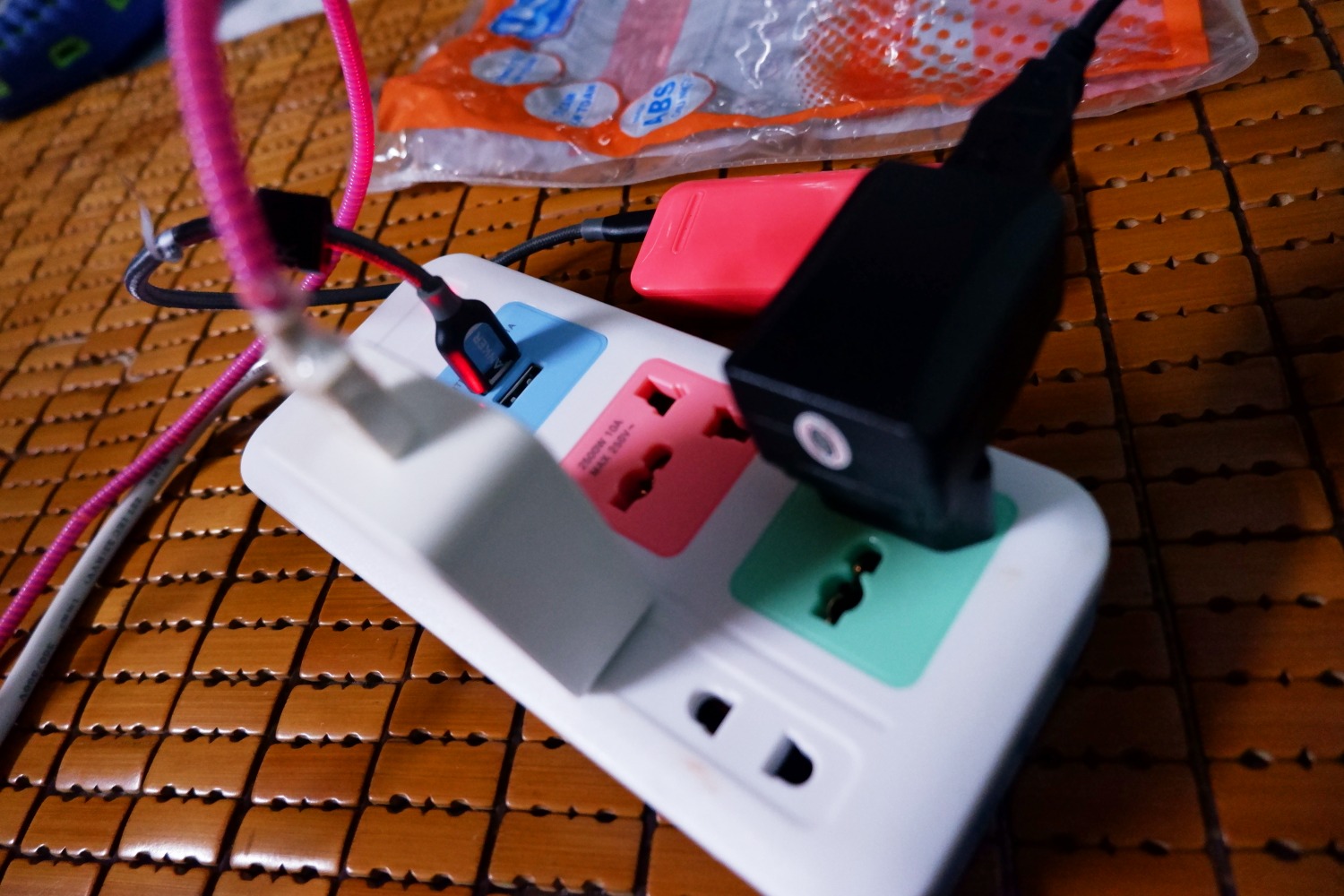 Đi du lịch sử dụng ổ thêm này cực kì tiện lợi vì dây dài tới 3m, màu sắc ổn, không bị nặng cồng kềnh mà lại khá gọn. Mình sử dụng sạc 2 cổng usb đều sạc được hết, không bị tình trạng 1 cái vô điện 1 cái không vô. Các ổ còn lại đều sử dụng tốt không có vấn đè gì cả. Có công tắt mở đóng dòng điện nhưng nếu 1 lần không cắm hết thì nên mua thêm nút bịt ổ điện để an toàn hơn.