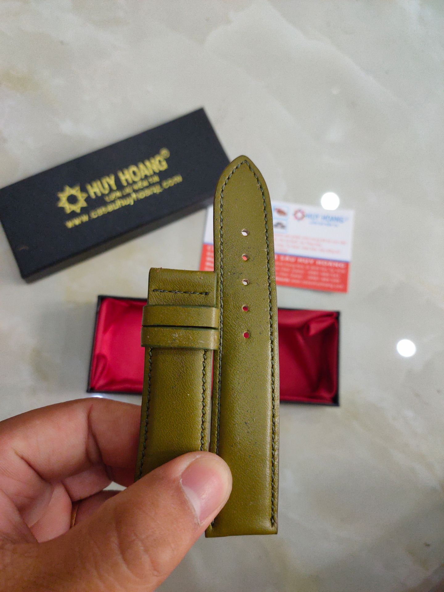 Dây đồng hồ đẹp. giao hàng nhanh... da thật.. có hộp và thẻ bảo hành 1 năm... Rất tốt