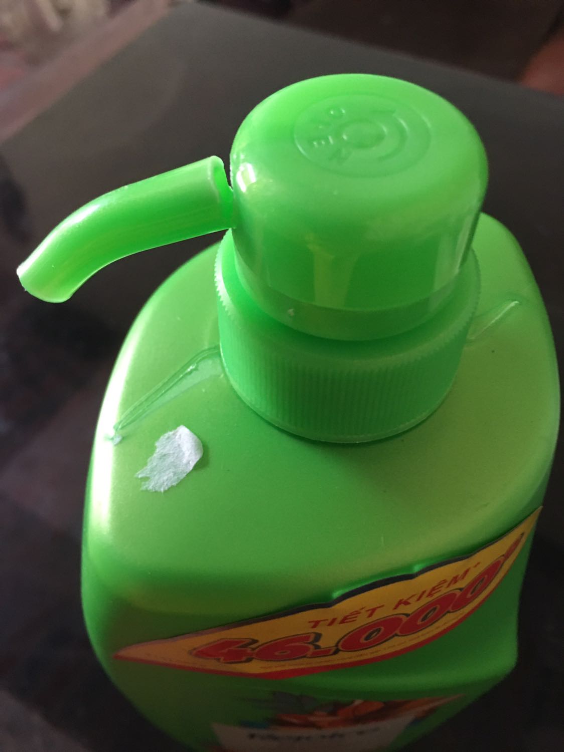 Mọi lần mình mua ở Hà Nội nên rất yên tâm về ship nên mới đặt về tỉnh cho em gái. Mặc dù ngoài vỏ hộp có ghi hàng rất dễ vỡ nhưng em mình nhận về thì hộp bẹp dúm, mở ra thì bị gãy như thế kia. Mình nhận ship qua Ninjavan. Tiki nên làm việc lại vs bên giao hàng để tránh tình trạng ship tỉnh mà sản phẩm dù đã dán nhãn mà vẫn bị quăng quật như thế này. Còn 5* cho sản phẩm dầu gội đầu ạ