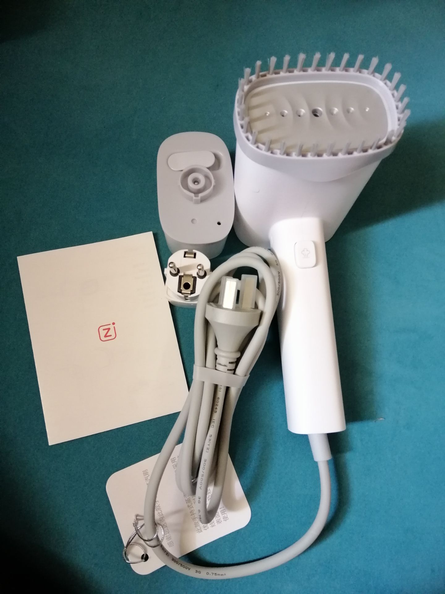 Mình xem review của sp này trên mạng thấy nói khá OK, nên quyết định mua thử, bao bì hơi khác so với những review từng xem, nhưng thấy đẹp hơn, chắc chắn hơn. Hộp chứa nước lúc khui ra, chắc họ thử sp trc khi gửi. Gửi kèm chấu cắm chuyển đổi rất OK. Ủi váy đồ thì OK, còn sơ mi thì sẽ ko thẳng tắp như bàn ủi điện được. Mình xem review của sp này trên mạng thấy nói khá OK, nên quyết định mua thử, bao bì hơi khác so với những review từng xem, nhưng thấy đẹp hơn, chắc chắn hơn. Hộp chứa nước lúc khui ra, chắc họ thử sp trc khi gửi. Gửi kèm chấu cắm chuyển đổi rất OK. Ủi váy đồ thì OK, còn sơ mi thì sẽ ko thẳng tắp như bàn ủi điện được.