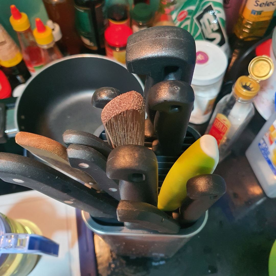 Inox rất đẹp và chắc chắn. cứ nghĩ đựng ko nhiều dao đâu nhưng khi dùng rồi mới thấy đựng bao nhiều dao luôn. sạch sẽ cứng cáp. tuyệt