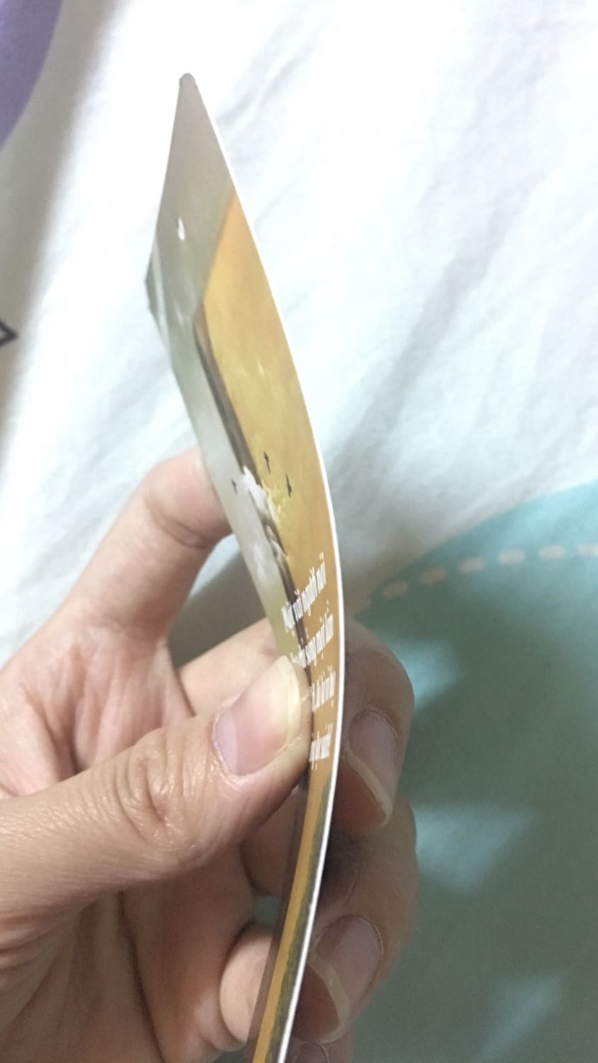 Thích những câu văn trên bookmark nên mua , bìa bookmark bình thường không cứng quá mà cũng không mềm , ba mươi mấy ngàn mua ly trà sữa uống cũng hết nên mua 10 bookmark cũng đáng tiền . 
Mua hàng tiki nhiều quá chắc mấy anh ship nhớ nhà nhớ bản mặt em luôn . 
Nên mua .