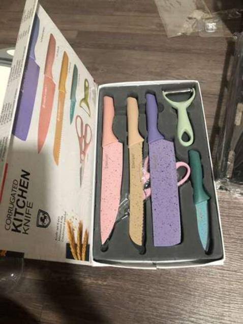 Bộ dao phải nói không thể chê nổi. Mà cực đẹp, lưỡi dao cứng cáp, cán cầm đằm tay, sắc bén. Mình tặng shop t sao nhé