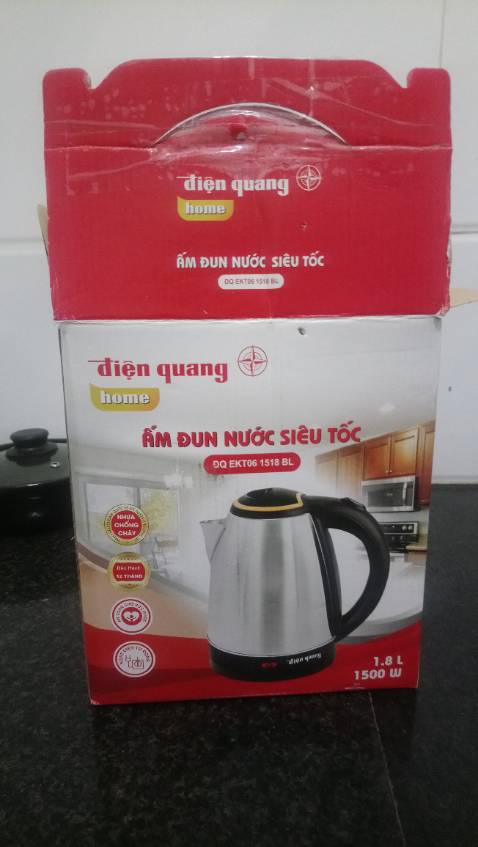 Giao hàng nhanh. Hàng giống trong hình và mô tả. Nhưng không phải Điện Quang sản xuất nha, mà là hàng sản xuất tại Trung Quốc, thấy tem ghi sản xuất theo tiêu chuẩn của Điện Quang, chắc là Điện Quang thuê gia công tại Trung Quốc, nhưng không thấy tên công ty sản xuất. Phiếu bảo hành của Điện Quang đề bảo hành 12 tháng từ ngày sản xuất. Chưa dùng nên không biết có bền không.