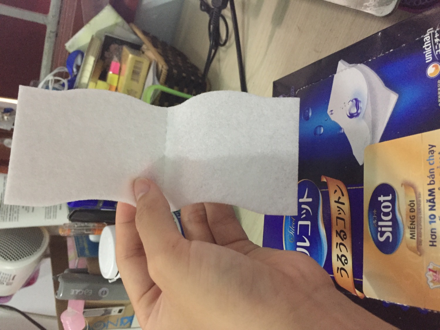 Mình mua loại bông đôi này về để dùng làm lotion mask.
Về cơ bản thì bông mềm, xốp, giữ được lotion khá, k bị chảy nước trên mặt, giá thành lại rẻ hơn so với mua mặt nạ nén của miso.
Tuy nhiên, tiền nào của ấy, cảm giác thư giãn khi đắp không bằng dùng các loại mặt nạ giấy khác.
Tóm lại: để tiết kiệm và trả nghiệm thì nên mua dùng thử. Còn nếu tính đến hiệu quả thì nên chọn loại mặt nạ giấy chuyên dụng.