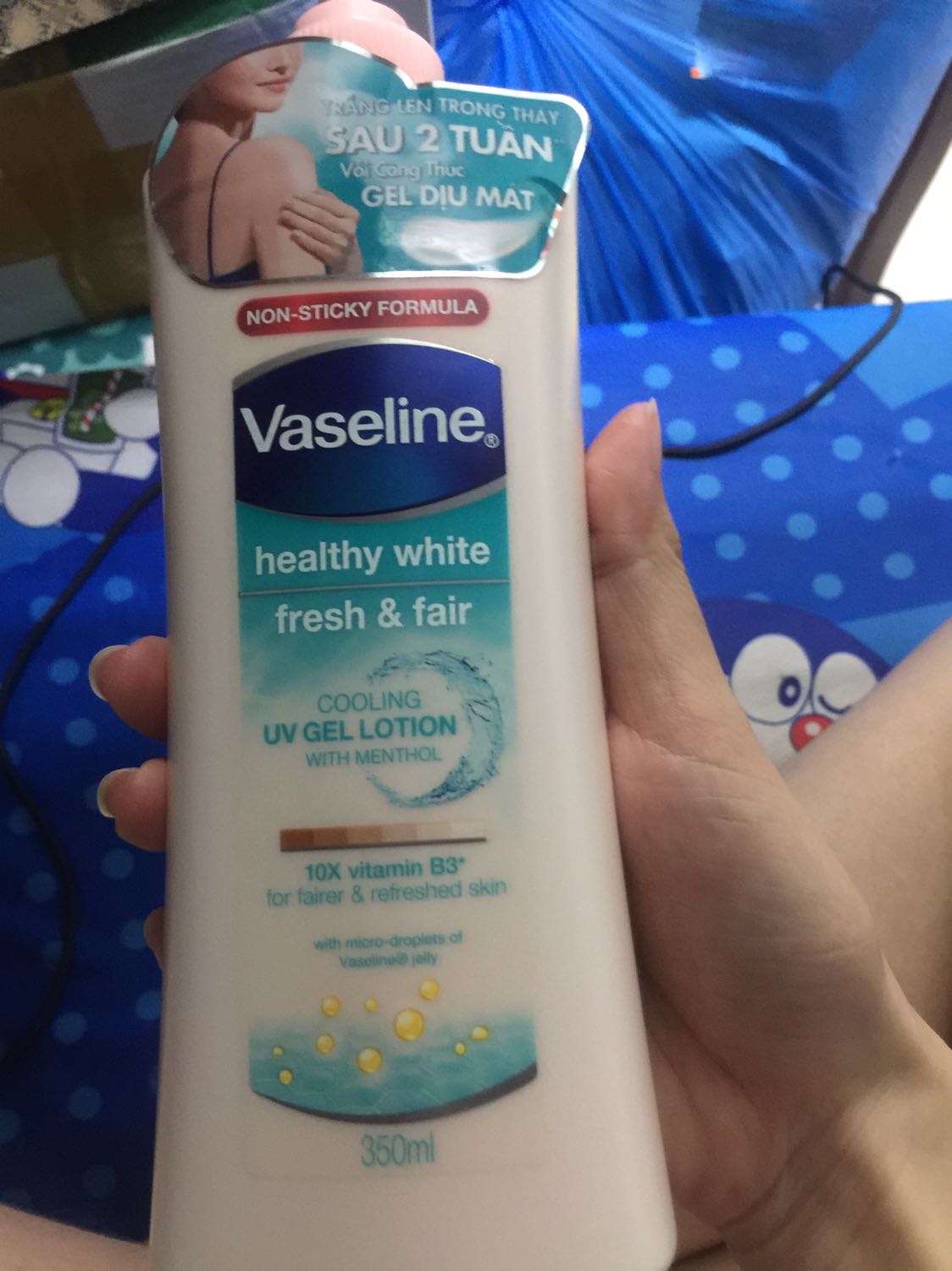 Lần đầu đánh giá ở Tiki. Sản phẩm giá rẻ, giao hàng ok. Đóng gói của Tiki vô cùng đẹp, chắc chắn hơn so với Shoppe. Thấy xuất sứ từ HongKong, nhưng nói thật hàng mỹ phẩm VN cũng không tốt bằng TQ đâu. Nên mn đừng có bi quan quá. Áp lên da nhanh thấm, thơm. Bôi lên da mình thì nổi hột hột trên da, chắc chưa quen. Hi vọng mai hết ^^