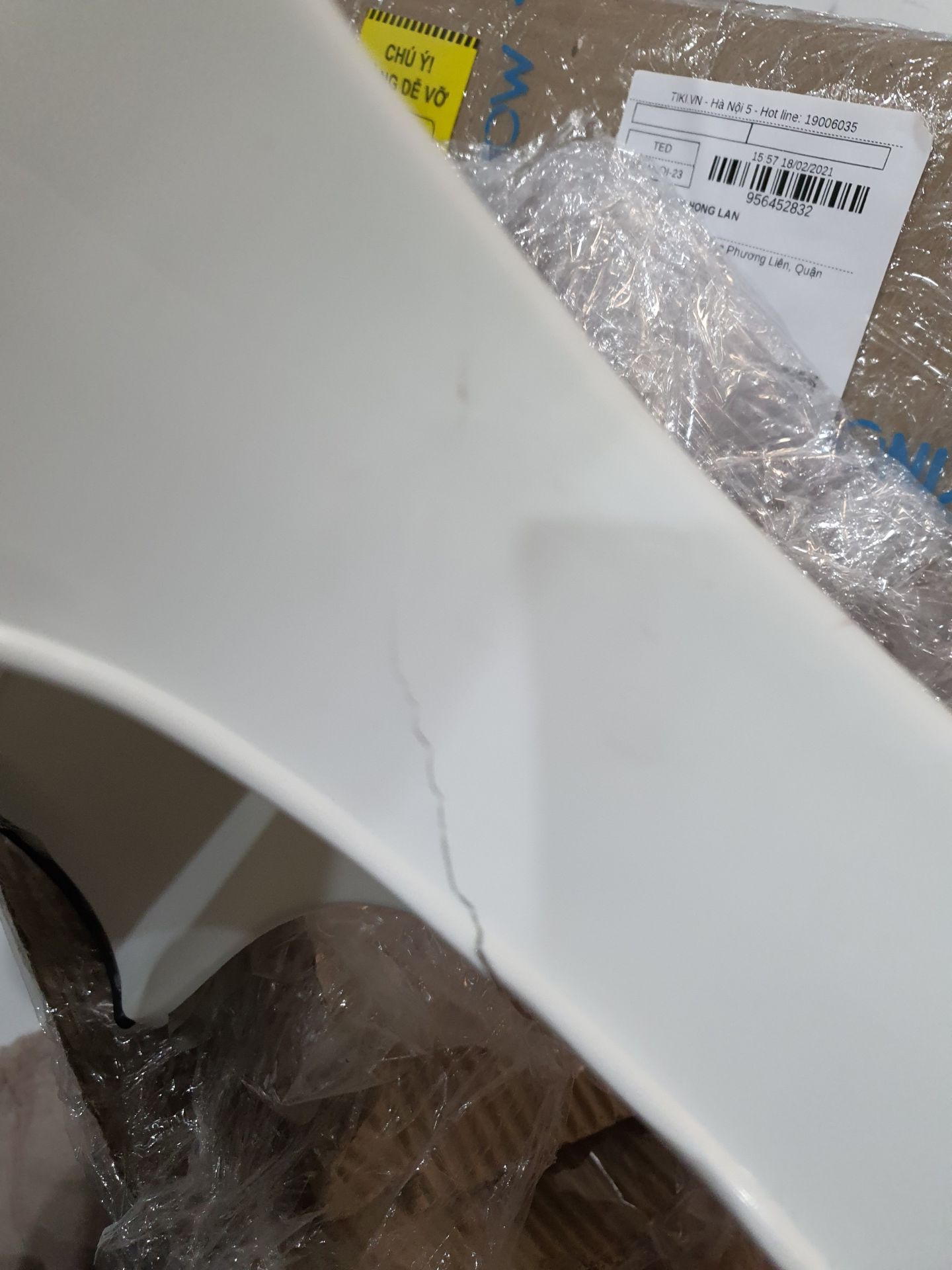 sản phẩm tôi mới nhận sáng nay đã bị vỡ, ko biết bộ phận nào đã lấy băng dính dán vào??