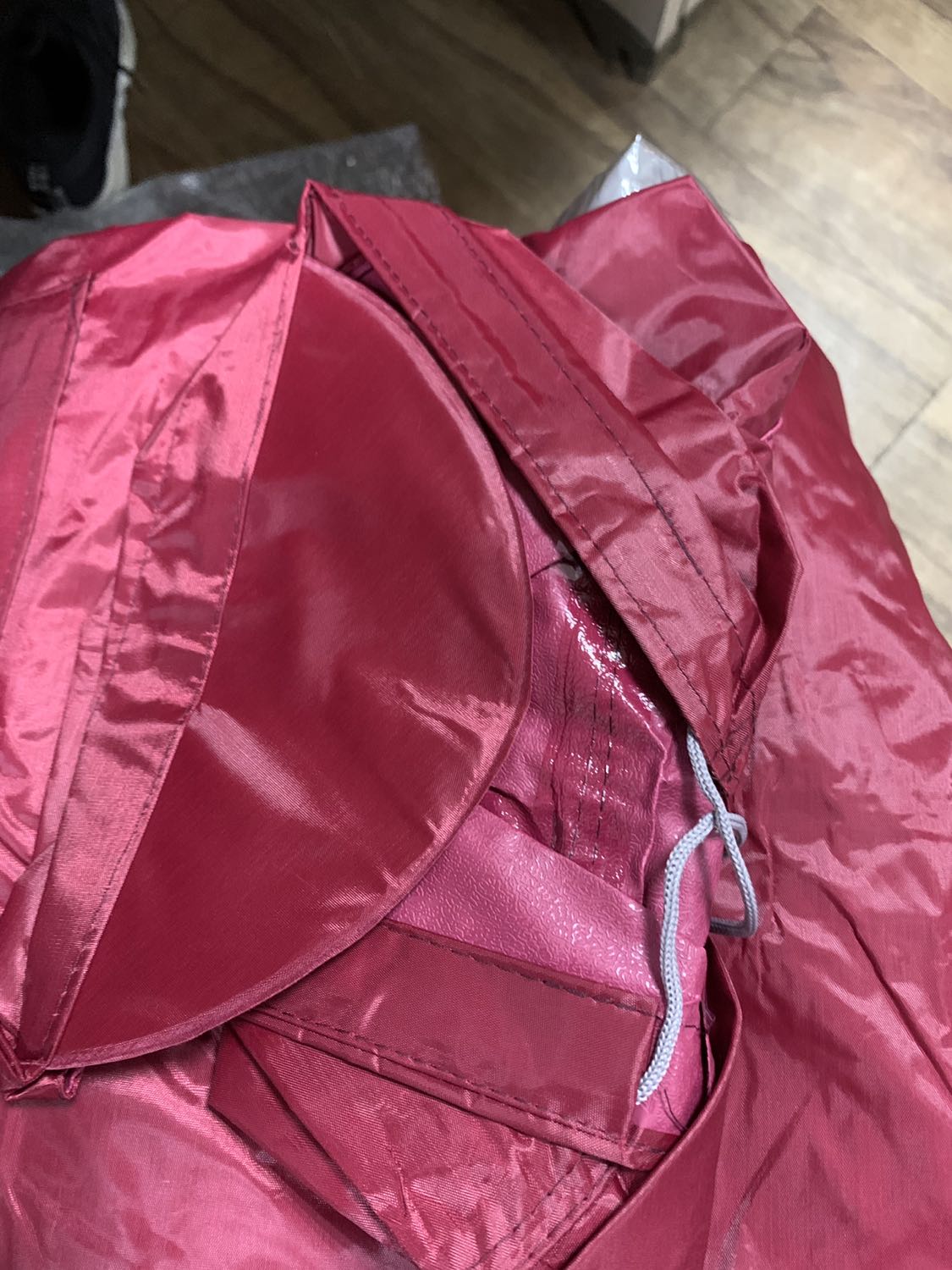 Tôi vừa nhận được hàng giao đến. Sản phẩm tôi order lf loại màu xanh và có che kính và khẩu trang. Khi nhận hàng  thì áo mưa mũ không phải là kính trong, khong có khẩu trang như hình. Và lại là màu đỏ