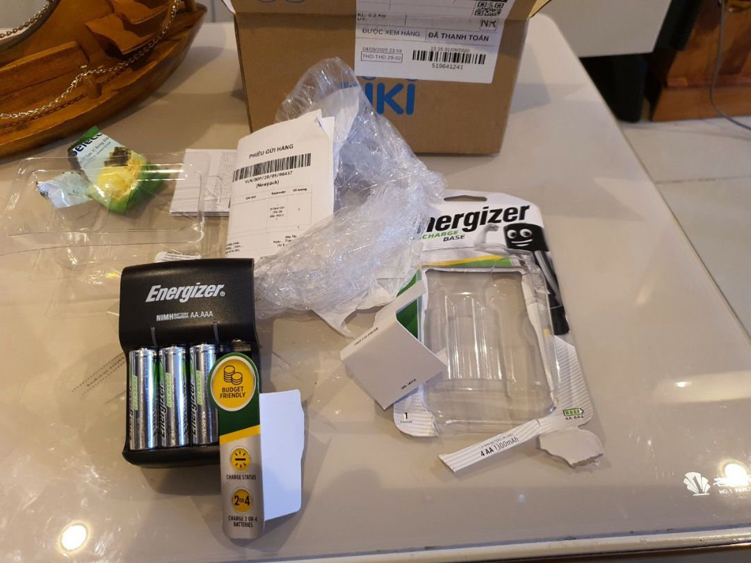 Mua hàng trên Tiki lâu lâu lại gặp sạn. Nhưng bất ngờ nhất Nhà cấp hàng này lấy tên ***, làm cho dễ hiểu lầm là Chi nhánh của TGDĐ. Và y như rằng, shop này đã lộ nguyên hình sự gian xảo, dối trá trong kinh doanh. Mọi người xem kỹ các hình tôi chụp, họ lợi dụng hình quảng cáo che khuất 1 khe pin, để lấy cắp viên này. Họ vẫn đăng 1 sạc + 4 Pin. Khi tháo ra, tìm hoài ko thấy viên thứ 4. Mọi người nghĩ xem, nếu Tiki ko tin tôi thì ko đời nào giải quyết cho tôi. Vì tháo vương *** ra hết rồi. Mà làm sao phát hiện được mà ko tháo ra??? Hình qc che kín, cứ nghĩ viên pin thứ 4 ở đó... Khổ thật, cứ lâu lâu "dính độ", chỉ mất công mình thôi. Mọi người biết ko, họ cứ *** đảo đại trà như vầy, nêu gặp người mới mua lần đầu, hoặc sơ mất tg, họ đành ngậm bồ hòn cho xong. Và như vậy lũ quỹ sẽ tận hưởng 1 viên pin sạc Energize khoảng 62.500d. bó tay.com