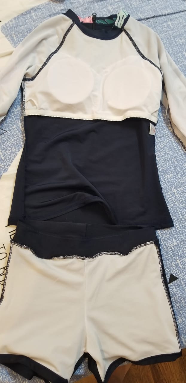 1. Giao nhầm màu: mình đặt màu xanh dương, nhưng giao màu đen. 
2. Chật lượng: vải vóc, đường kim mũi chĩ tạm ổn thôi nha. 
3. Size thì nên đặt lớn hơn, mình theo kinh nghiệm của một comment trước đó. Mình 1m56, nặng 47kg. đặt sai L. nói chung ổn. hơi kích ở cánh tay và bụng (bụng nhìu mỡ nên bị show ngấn :D).