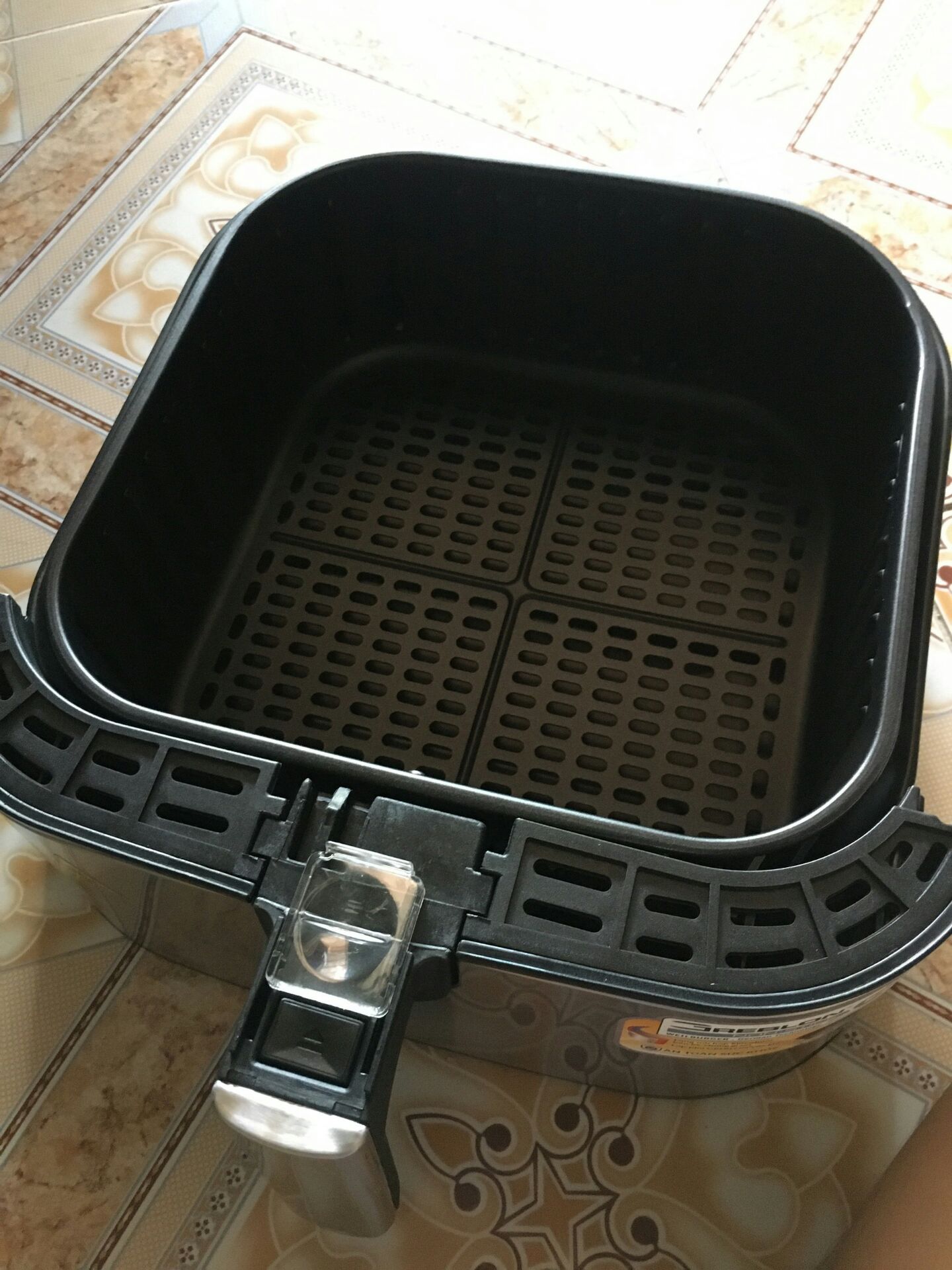 Lần đầu tiên mua hàng ở tiki mà không hài lòng tí nào. Thứ nhất là giao hàng đi xa mà chỉ bọc một lớp nilon bên ngoài vỏ hộp, không có hộp bảo vệ bên ngoài dù giá trị đơn hàng rất cao. Thứ hai là giao hàng quá chậm, trễ 4 ngày dù khu vực mình ở không có dịch bệnh.