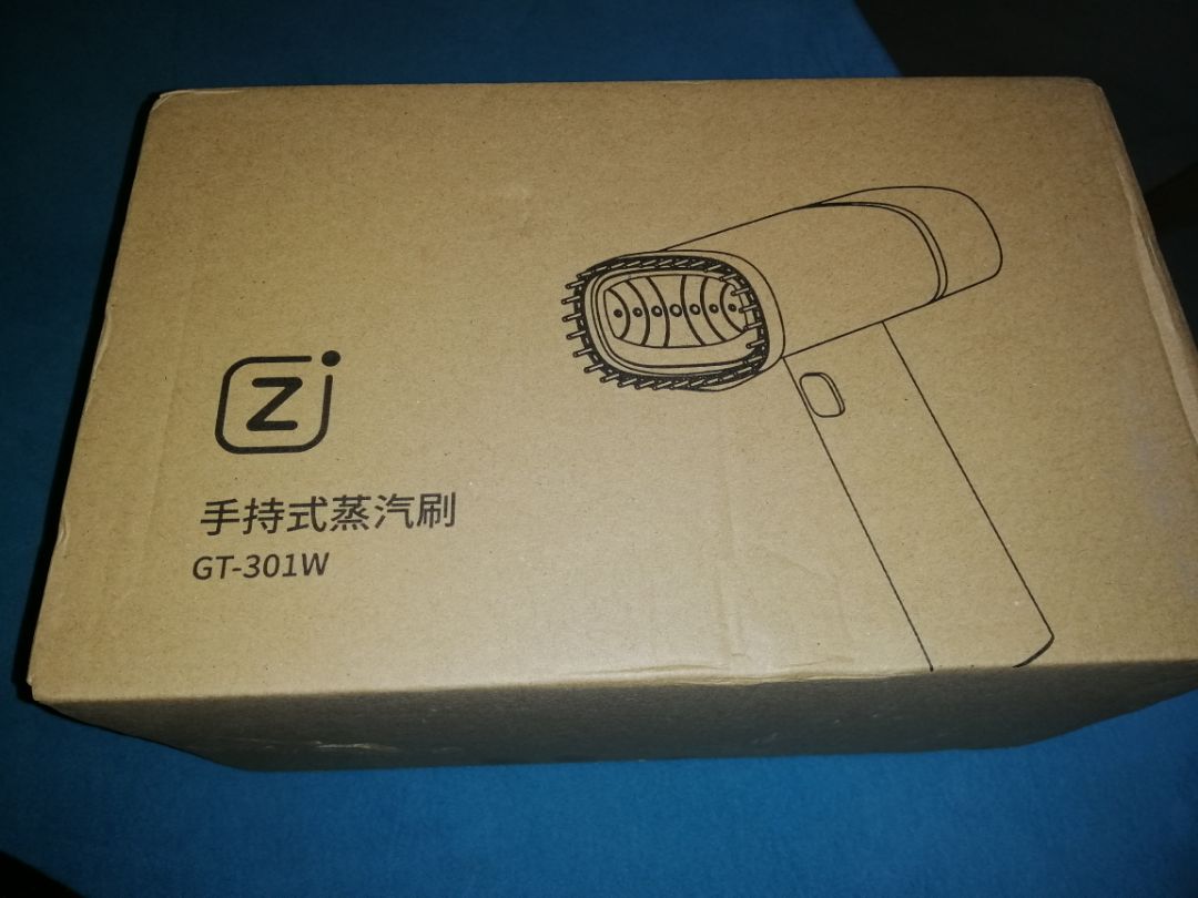 Mình xem review của sp này trên mạng thấy nói khá OK, nên quyết định mua thử, bao bì hơi khác so với những review từng xem, nhưng thấy đẹp hơn, chắc chắn hơn. Hộp chứa nước lúc khui ra, chắc họ thử sp trc khi gửi. Gửi kèm chấu cắm chuyển đổi rất OK. Ủi váy đồ thì OK, còn sơ mi thì sẽ ko thẳng tắp như bàn ủi điện được. Mình xem review của sp này trên mạng thấy nói khá OK, nên quyết định mua thử, bao bì hơi khác so với những review từng xem, nhưng thấy đẹp hơn, chắc chắn hơn. Hộp chứa nước lúc khui ra, chắc họ thử sp trc khi gửi. Gửi kèm chấu cắm chuyển đổi rất OK. Ủi váy đồ thì OK, còn sơ mi thì sẽ ko thẳng tắp như bàn ủi điện được.