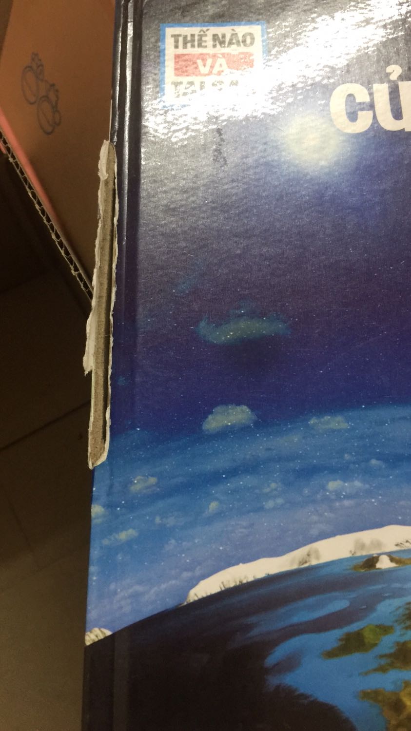 Vừa mở hộp ra xem cái đầu tiên đập vào mắt là sách bị rách gáy, mua hàng của Tiki từ tháng 9 năm nay đến h đã rất nhiều đơn hàng rồi nhưng chưa bao h bị tình trạng này sảy ra. Nếu có thể, yêu cầu Tiki đổi lại sách cho mình