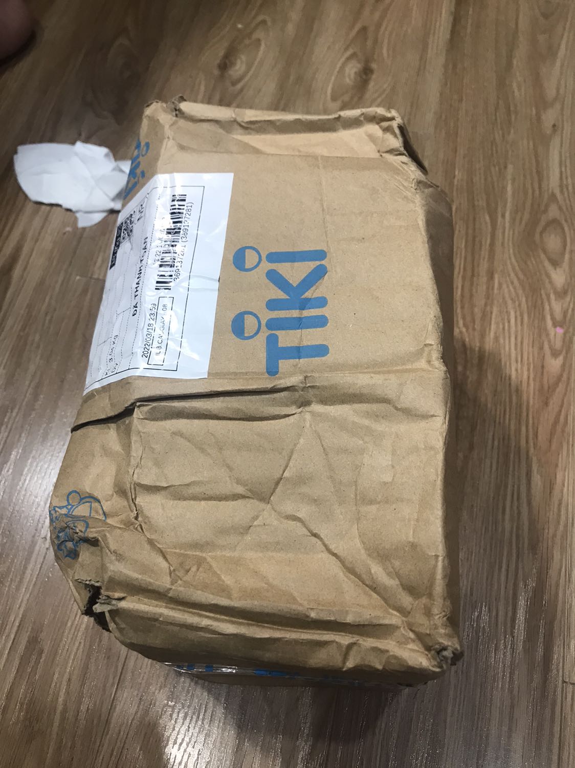 Sách may vẫn ok Nguyên hộp , nguyên niong , bên trong không bọc chống sốc hay lót giấy gì đó . Khi nhận hàng thấy hộp nát be bét méo móp bốn phía mình đã rất sợ bị dập nát rồi nhưng chắc mình vẫn còn may mắn , bên trong ko bị ảnh hưởng. Tiki hay nhà sách nên xem lại vấn đề lót lớp bảo vệ bên trong nữa thì dịch vụ sẽ rất tuyệt