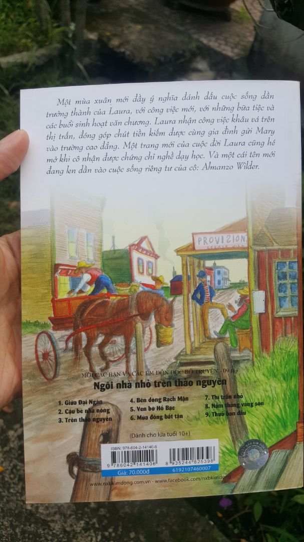 Về hình thức: Sách giao đến mình trong tình trạng hoàn hảo, được gói trong hộp có chèn xốp.
Về nội dung: Có vẻ như ở tập 7 này các cô gái đã trưởng thành lên rất nhiều. Mình thật sự rất ngạc nhiên trước sự chính chắn của Mary khi cô bé dám thừa nhân với Laura rằng lúc còn nhỏ, thay vì cố gắng để trở nên giỏi hơn thì Mary lại dành thời gian chỉ để thể hiện rằng cô ấy giỏi như thế nào :))) 
Đây là một bộ sách thiếu nhi vô cùng đánh đọc ạ!