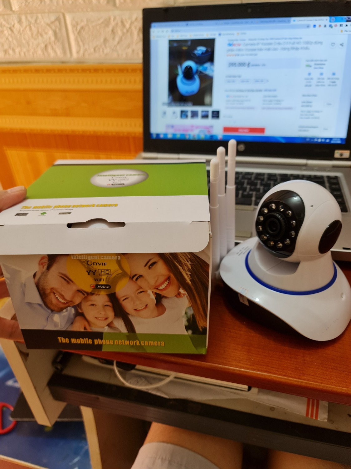 Hàng quá chán, đăng 1 kiểu giao hàng 1 kiểu , hàng ko có logo, còn có vết bút bi viết trên camera.  KHông kết nối với đt đc. Làm ăn chán