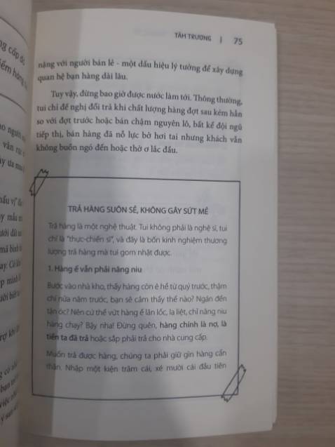 Những kinh nghiệm buôn bán mà tác giả chia sẻ rất bình dân, thiết thực. Cách kể chuyện hài hước, có những câu đúc kết mặn mòi dễ nhớ. Một cuốn sách đáng mua cho bất kỳ ai muốn bắt đầu bán hàng.