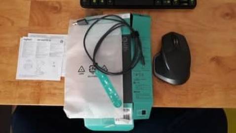 Mình mới đặt chuột vào rạng sáng nay (khoảng 03:00) ngày 03/03/2021. 
Được giao chuột ngay trước 09:00 vì mình trả gói giao nhanh trước 10:00

30 phút sau phát hiện các điểm sau:

1) chuột được bỏ trong 1 túi trắng, chứ không phải trong ốp nhựa (như hình của vài bạn đánh 4-5 sao)
2) dây sạc ngoài được cố định bởi miếng dán (mình nghĩ đồ gốc), còn được cố định thêm 1 sợi dây nhỏ. Mình đoán sợi này không cùng bộ. 
3) phần đáy chuột có 2 đặc điểm 
 - dù có miếng dán xanh che ở khe giữa lúc nhận hàng, nhưng không có tấm dán hết toàn bộ đáy.
 - các phần tì của đáy chợt vẹt, mình nghĩ dấu này là cũ. Bởi mình chỉ mới dùng 30 phút trên mặt bàn bóng (trong hình).
4) không có tem bảo hành.

Với các đặc điểm trên, mình nghi ngờ chuột này đã qua sử dụng nên liên lạc với bên Tiki.

Nhận viên Tiki trả lời nhã nhặn, thu lượm toàn bộ đặc điểm mình chỉ ra, và đề nghị mình chụp hình gửi. Mình đang chờ Tiki gửi email sang email của mình rồi mình hồi đáp (như đề nghị của nhân viên tiếp nhận cuộc gọi). Cuối cuộc gọi bé nhân viên xin lỗi mình. Đều mình thấy đây là lỗi của bên cung cấp hàng, bên này làm việc với Tiki, và cần có sự cam kết với Tiki. Còn Tiki đã làm xong việc của họ, gồm (1) giới thiệu sản phẩm , 2) đưa hàng đến khách đúng hẹn, (3) tiếp nhận phản hồi. 

Việc này cũng làm mình mất thời gian. Để tìm kiếm trên mạng xem cách đánh giá 1 hàng chuột Logitech là thật hay giả, đã dùng rồi hay chưa. 

Nên việc bên cung cấp hàng làm vậy là tổn thất nhiều hơn số tiền mình bỏ ra để mua chuột. Và điều này là điều không nên xảy ra.