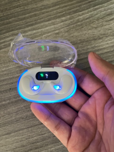 Dùng được hơn 1 tuần mới để lại đánh giá. Hàng nguyên seal, nhận hàng rất thích. Tai nghe nhỏ gọn, mịnh thuộc diện tai nhỏ nhưng nhét vẫn vừa tai. Pin lâu nghe đc 4 tiếng. Hộp sạc nhỏ gọn, sạc thêm đc 2-3 lần cho tai nghe nữa. Âm thanh tạm ổn thôi, nhưng mình dùng để thể dục và nằm nghe tiếng anh rất tiện nha