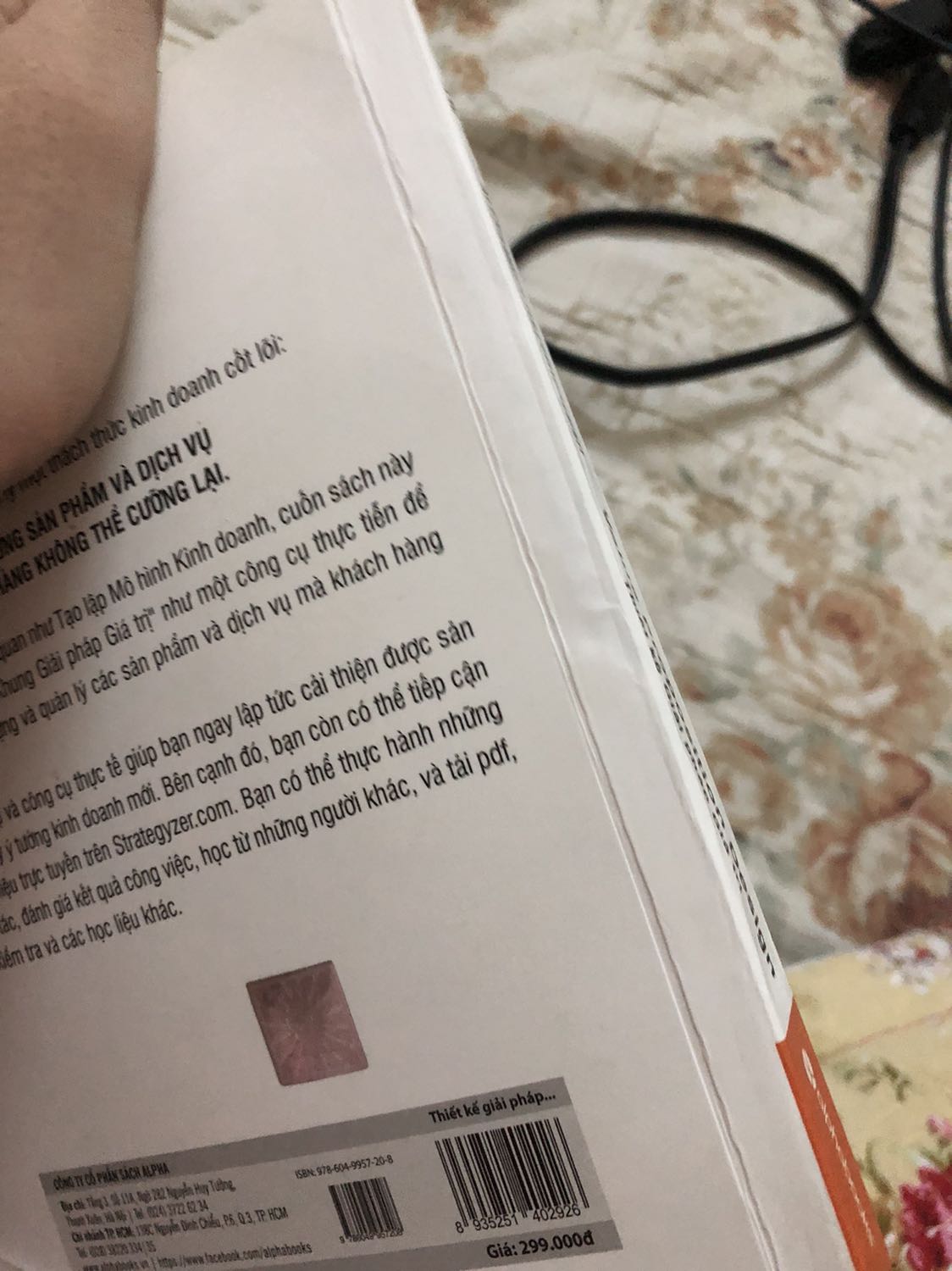 =)))))) đóng gói không chắc chắn, đóng mỗi 1 túi nhỏ mà vận chuyển từ bắc vào nam thì còn gì là sách nữa ạ ??? Sách thì bị bẩn, bị gấp đủ thứ. Được cái giá rẻ hơn giá trên sách mấy đồng + shipper nchuyem thân thiện thôi