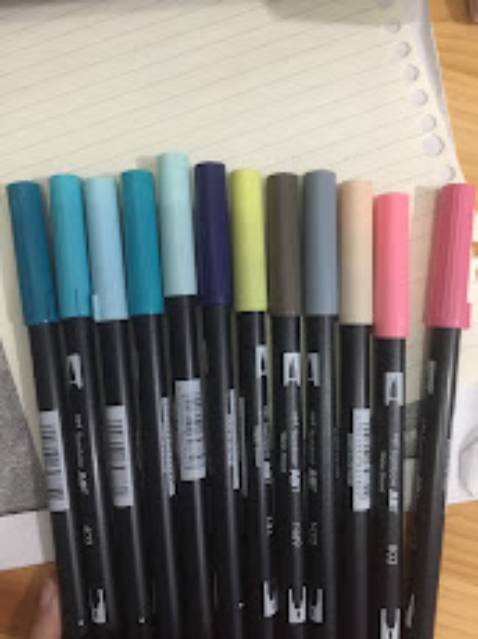 Mình tình cờ mua được vào lúc bộ này sale còn 199K, đoạn đầu cũng hơi lo một tí cơ mà chị chủ shop hỗ trợ rất nhiệt tình. Nhận hàng về các cây đầu nguyên vẹn, không toè ngòi và viết okay lun. 100 đỉm