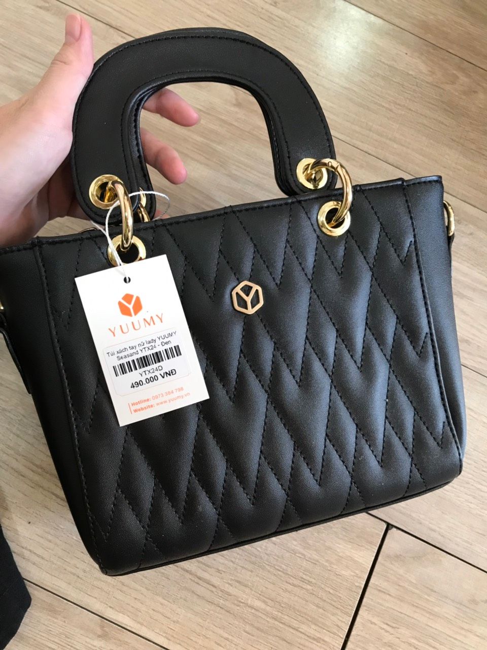 túi nhìn cưng lắm ạ . chất da mềm đường chỉ may cũng đẹp lắm ạ . màu đen zễ phối đồ cực .cảm ơn shop và luôn ủng hộ shop ạ