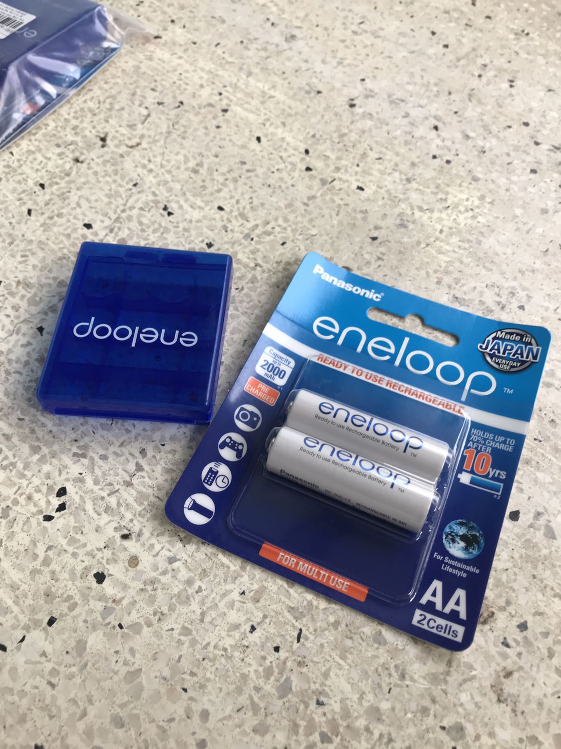 Hài lòng.

Hàng giao trễ một ngày so với dự kiến.

Sản phẩm được đóng gói cẩn thận, còn nguyên bao bì.

Tặng kèm hộp đựng pin cho mỗi sản phẩm.

Sẽ đánh giá lại sau khi sử dụng.